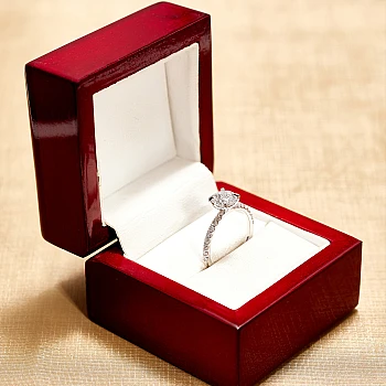 Anello di fidanzamento in oro bianco 18 carati con pietra laterale e diamante centrale sintetico certificato IGI da 1,00 ct - modello i4007