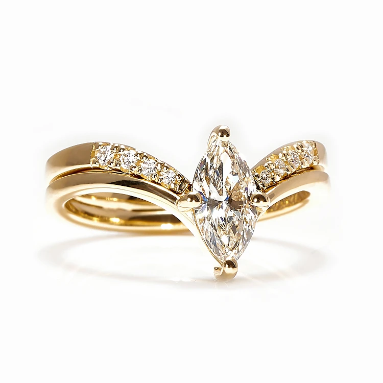 Anello di fidanzamento in oro con diamante sintetico a taglio marquise certificato IGI - modello i122376