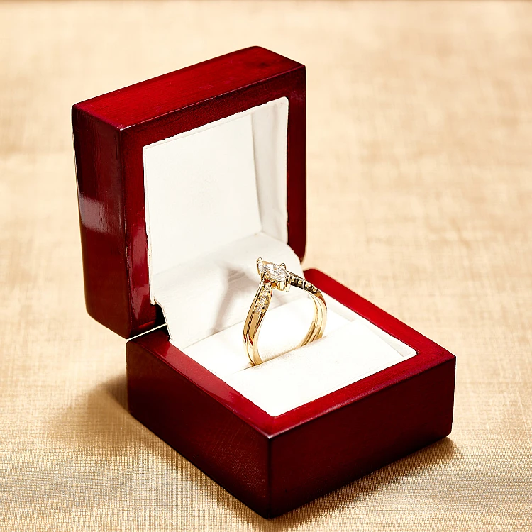 Anello di fidanzamento in oro con diamante sintetico a taglio marquise certificato IGI - modello i122376