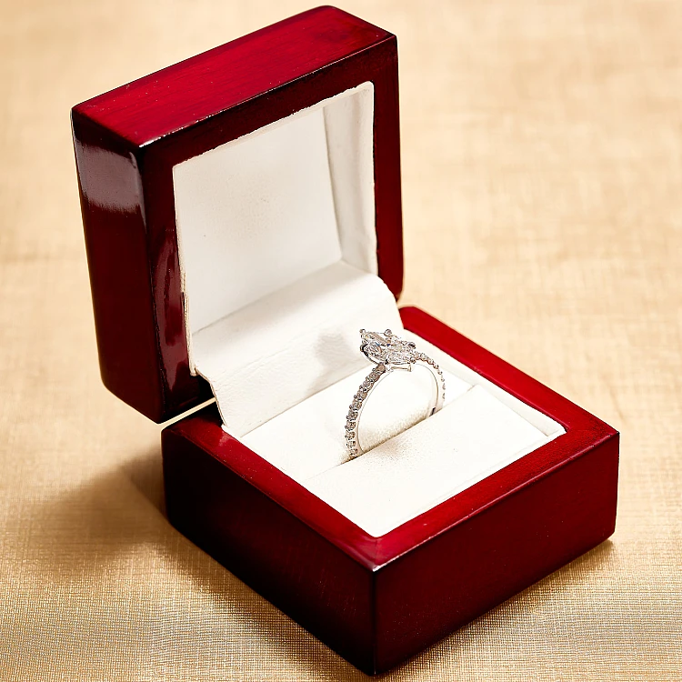 Anello di fidanzamento in oro con diamante a taglio marquise certificato GIA - modello IRIS