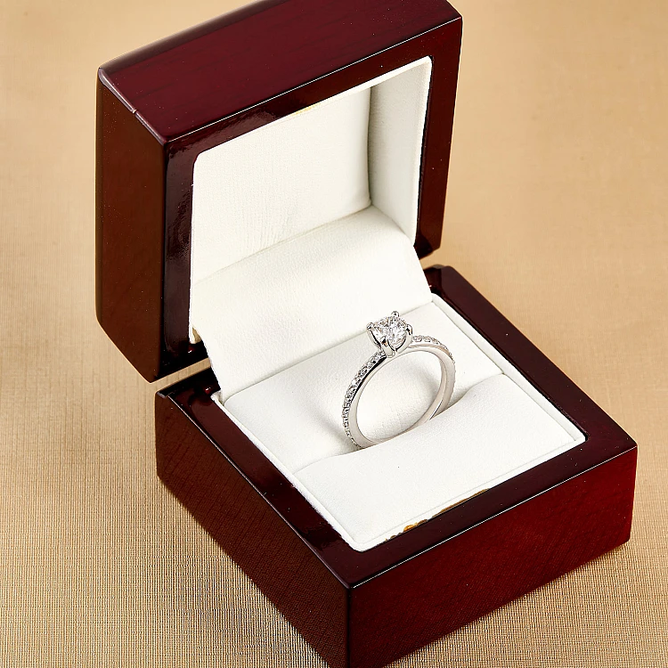 Anillo de compromiso de oro de 18k o platino con diamante central certificado por GIA de 0,50ct o 0,70ct y diamantes secundarios - modelo i504p4