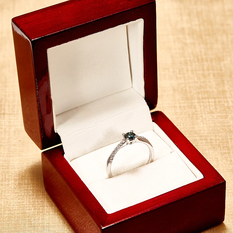 Anello di fidanzamento i588DbDi in Oro con Diamante Blu e Diamanti