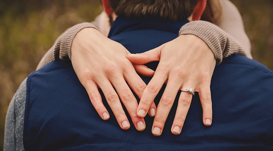 Su quale mano si indossa l’anello di fidanzamento? Tradizioni, significati e scelte moderne