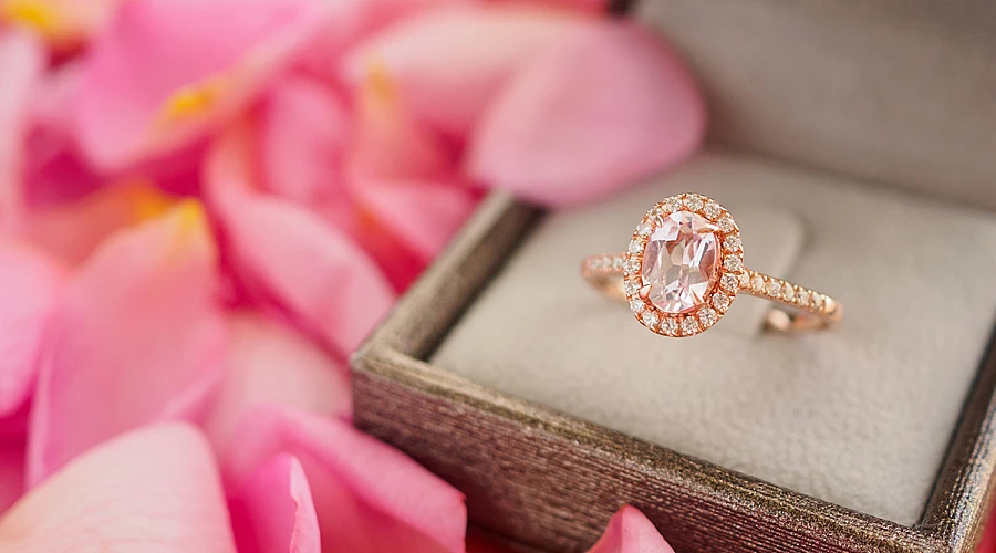 Oro rosa: encantador y femenino.
