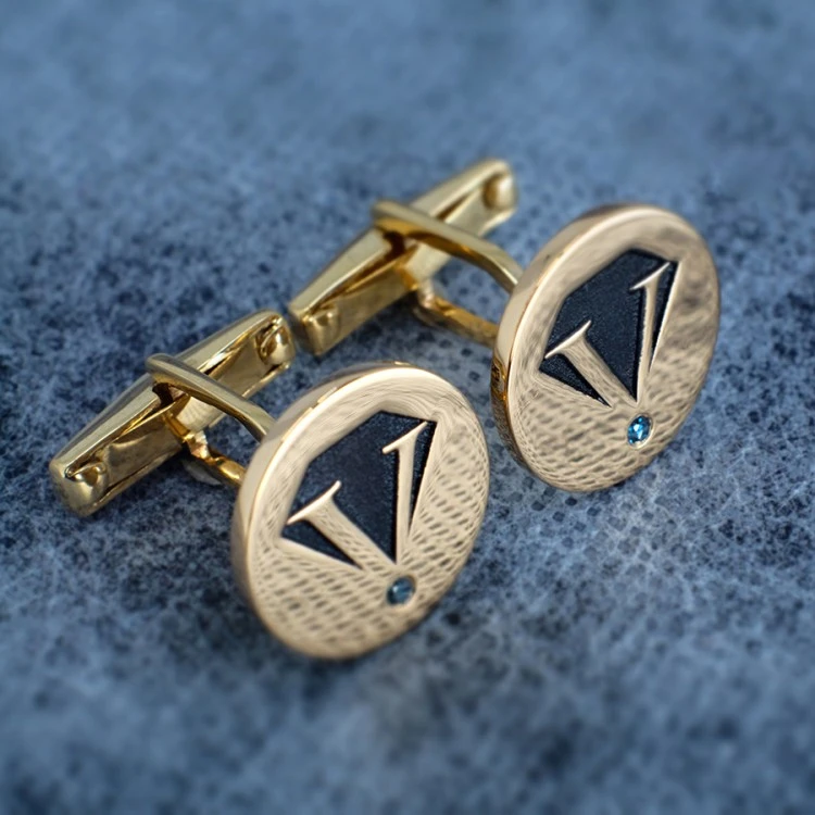 bt350 Gouden of platina knoppen met blauwe diamanten
