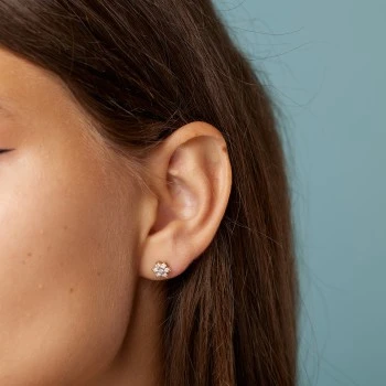 Pendientes de copo de nieve de oro amarillo de 14k con diamantes incoloros - modelo c652