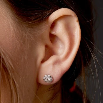 Pendientes de platino con halo y diamantes incoloros - modelo c122092