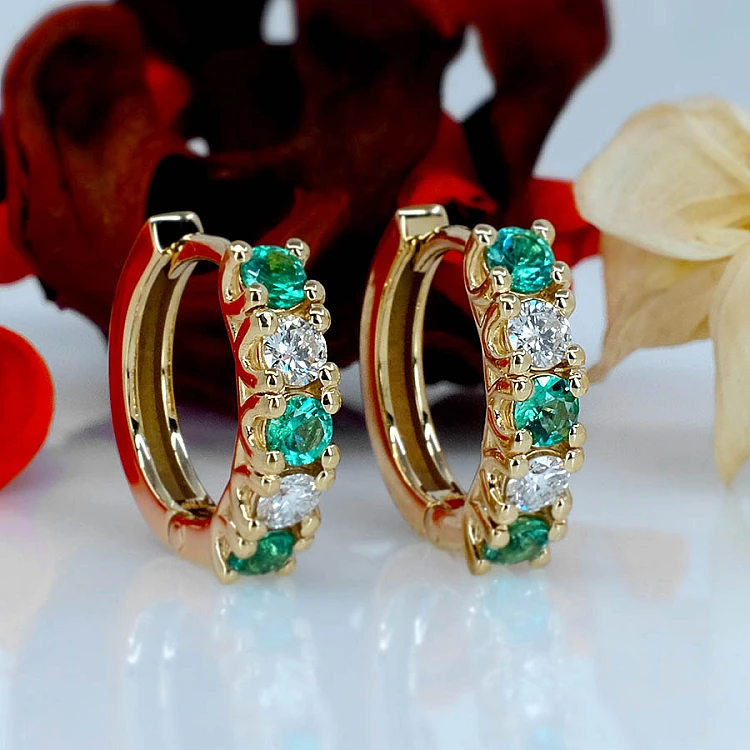 Boucles doreilles en or ou en platine avec diamants et émeraudes - modèle c122808