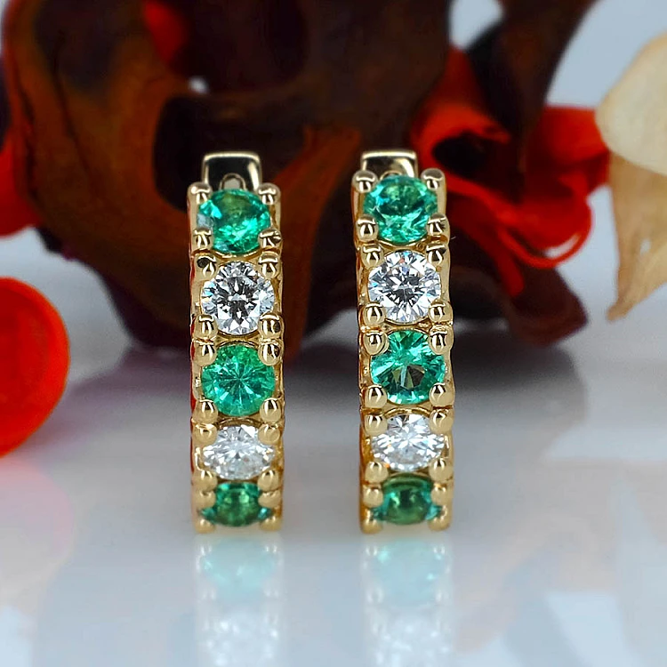 Boucles doreilles en or ou en platine avec diamants et émeraudes - modèle c122808