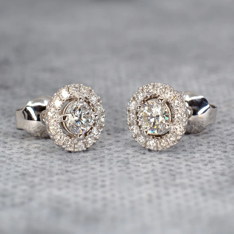 Ohrringe um 1857 in Gold oder Platin mit Diamanten