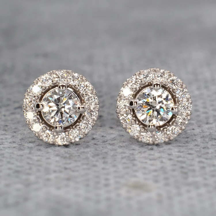 Ohrringe um 1857 in Gold oder Platin mit Diamanten