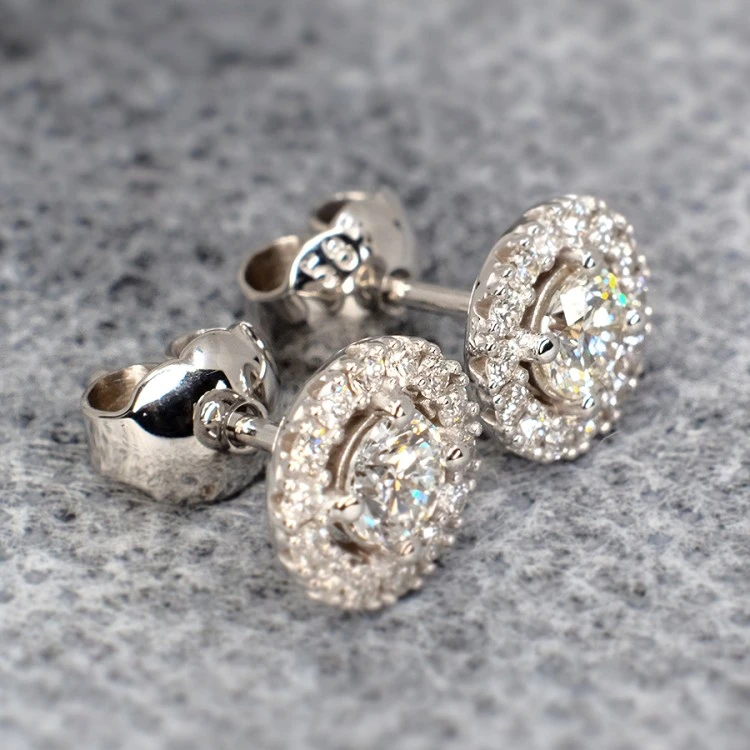 Ohrringe um 1857 in Gold oder Platin mit Diamanten