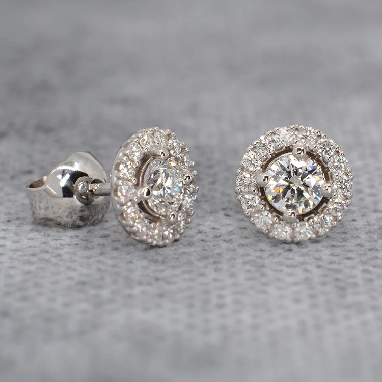 Ohrringe um 1857 in Gold oder Platin mit Diamanten
