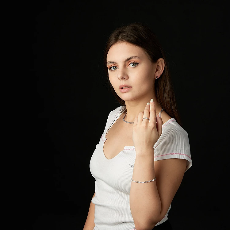Aretes de barra de oro blanco de 14 k con diamantes incoloros - modelo c1975