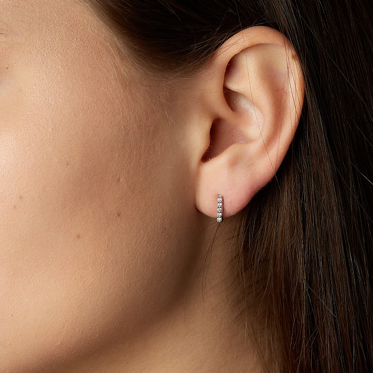 Aretes de barra de oro blanco de 14 k con diamantes incoloros - modelo c1975