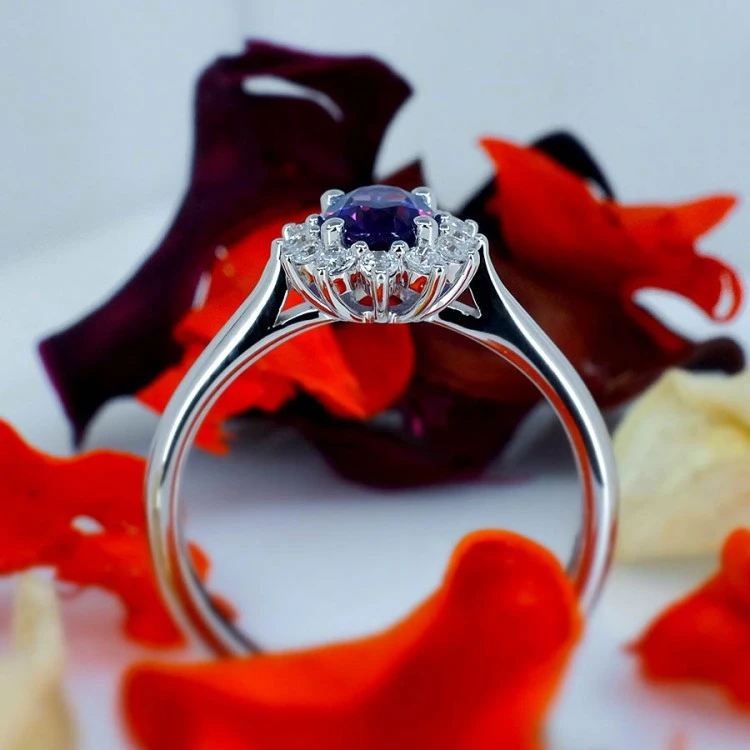 Anillo de regalo de Kate Middleton en oro o platino con amatista y diamantes - modelo i055