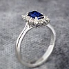 Anillo de compromiso de oro con zafiro, esmeralda y diamantes - modelo i055