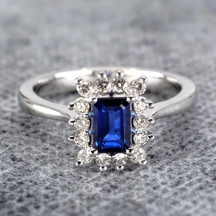 Anillo de compromiso de oro con zafiro, esmeralda y diamantes - modelo i055