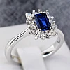 Anillo de compromiso de oro con zafiro, esmeralda y diamantes - modelo i055