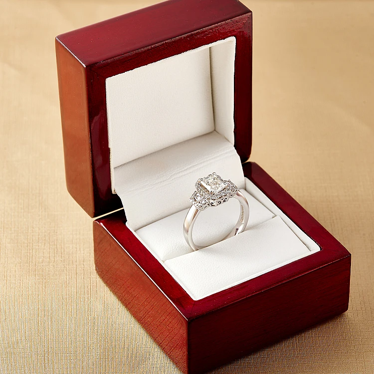 Anello di fidanzamento in oro con diamante smeraldo e diamanti incolori certificato GIA 1,00 ct i2737diemdi