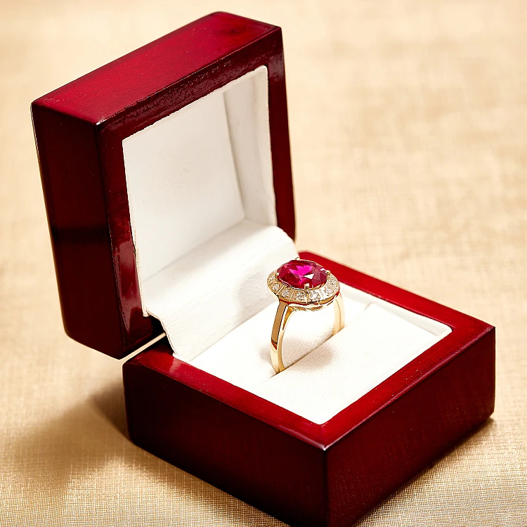 Anillo de compromiso de oro de 18 quilates o platino con rubí ovalado cultivado en laboratorio y diamantes - modelo i4676