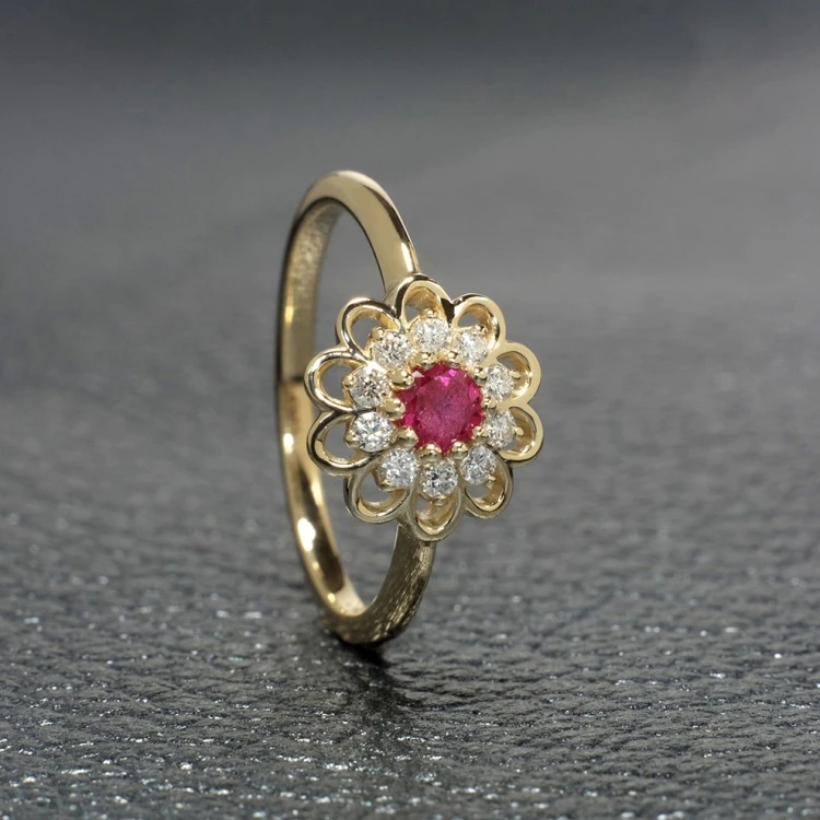 Anillo de compromiso de oro con rubí y diamantes - modelo i559