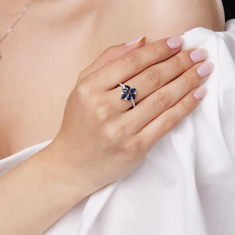 Gouden ring met markiezinsaffieren en ronde diamanten I3633