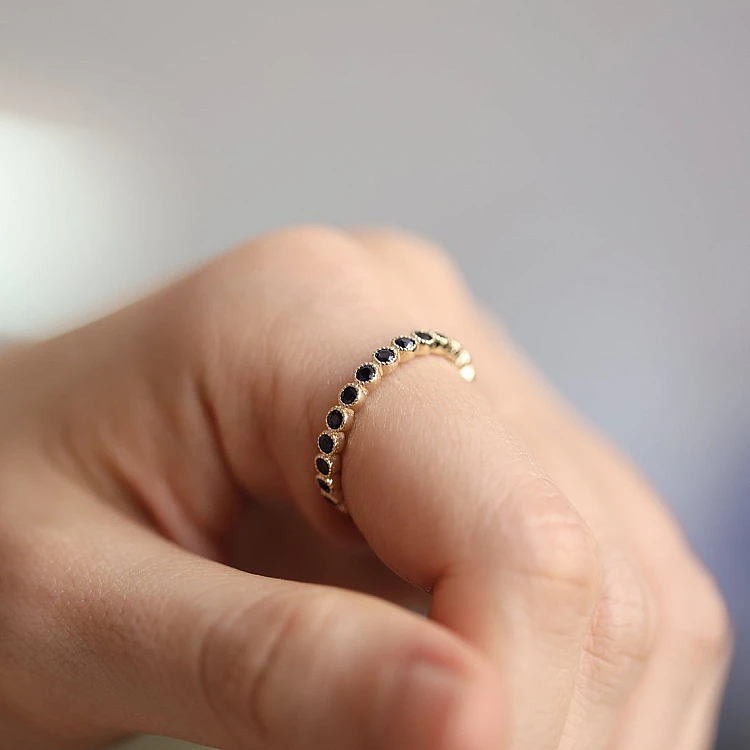 Bague cadeau en or ou en platine avec saphirs - modèle i2003