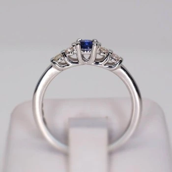 Anello di Fidanzamento i122543SfDi in Oro con Zaffiro e Diamanti