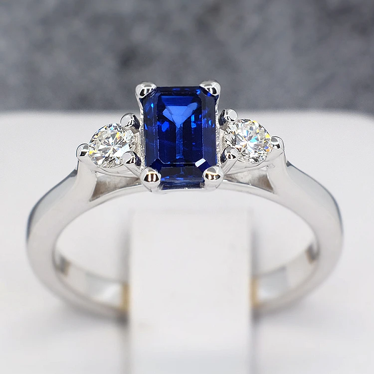 Anello di Fidanzamento i1600Sfemdi in Oro con Zaffiro e Diamanti