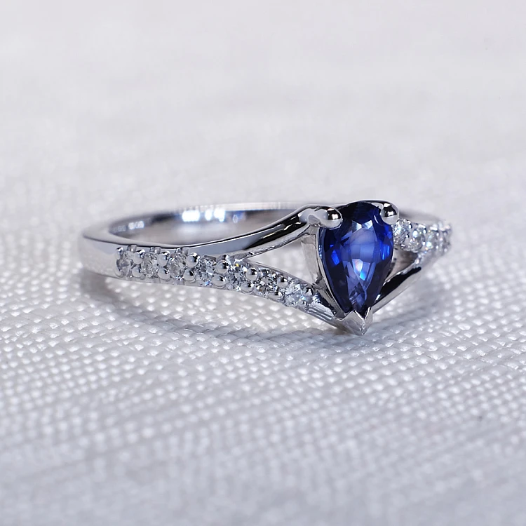 Anillo de compromiso de oro con zafiro en forma de lágrima y diamantes - modelo i533