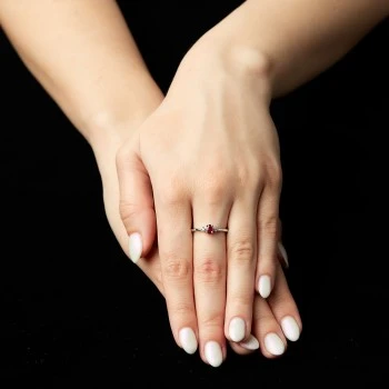 Anillo de regalo de oro con rubí y diamantes - modelo i020