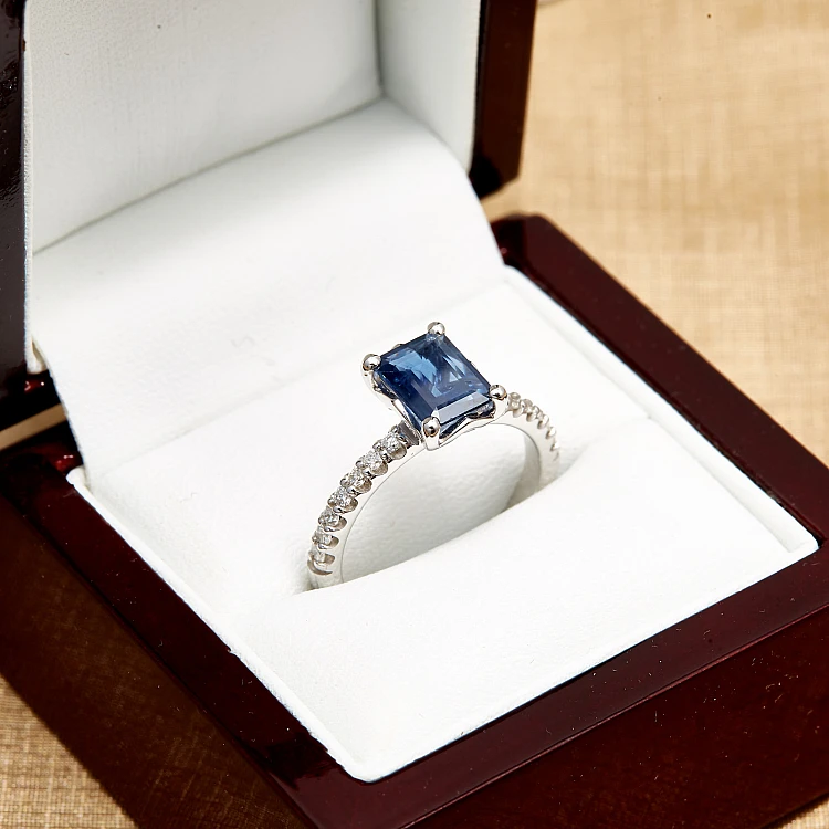 Anillo de compromiso de oro con zafiro, esmeralda y diamantes - modelo i1186