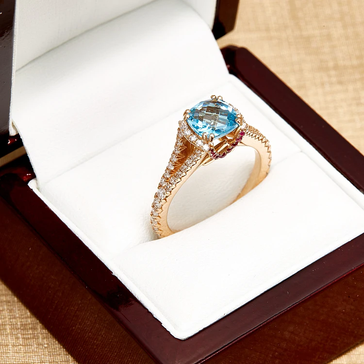Bague cadeau en or avec topaze coussin, rubis et diamants - modèle i2705