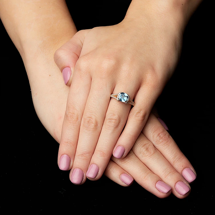 Bague cadeau en or avec topaze coussin, rubis et diamants - modèle i2705