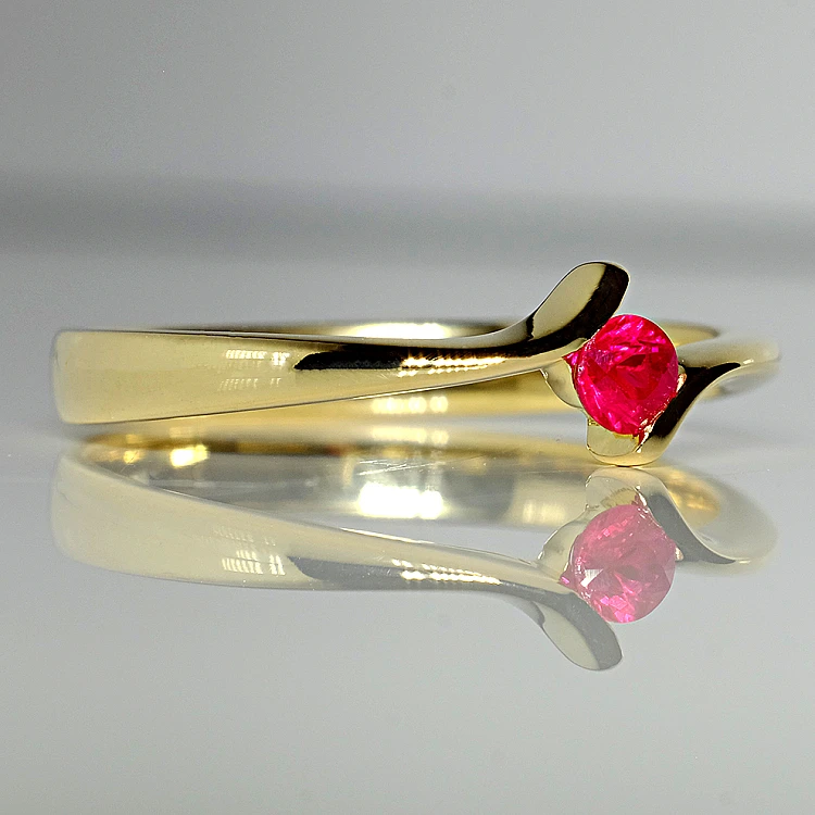 Anillo de compromiso de oro con rubí - modelo i060