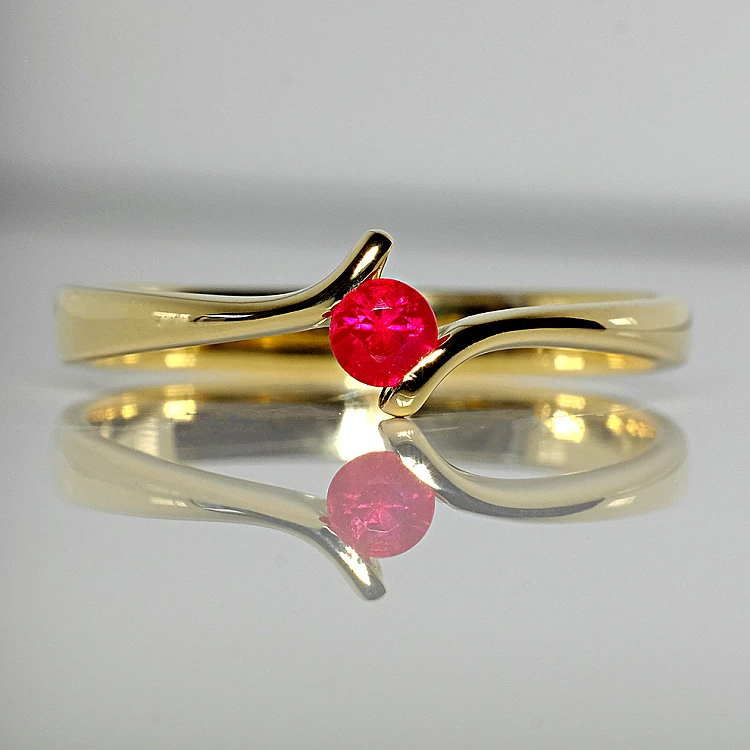 Anillo de compromiso de oro con rubí - modelo i060
