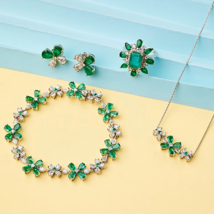 Ensemble tendance boucles doreilles, bague, bracelet et pendentif en or avec émeraudes et diamants - modèle set2752