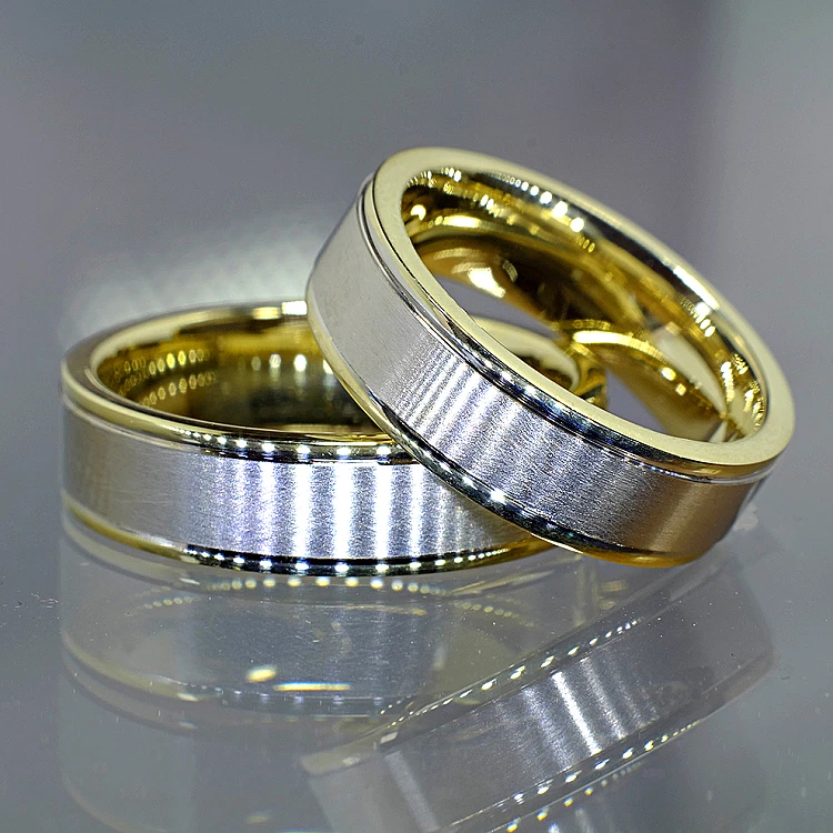 Trouwringen v026 in twee kleuren goud