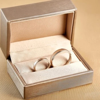 Anillos de boda de oro bicolor con acabado mate arenado - modelo v0481