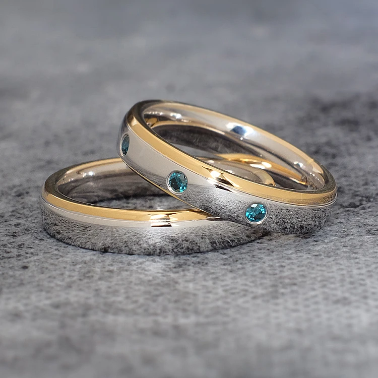 Eheringe v1096db in Weiß- und Gelbgold mit blauen Diamanten