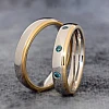Eheringe v1096db in Weiß- und Gelbgold mit blauen Diamanten