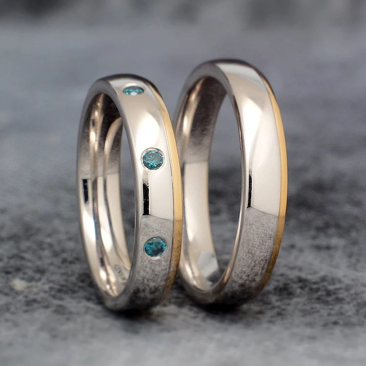 Eheringe v1096db in Weiß- und Gelbgold mit blauen Diamanten