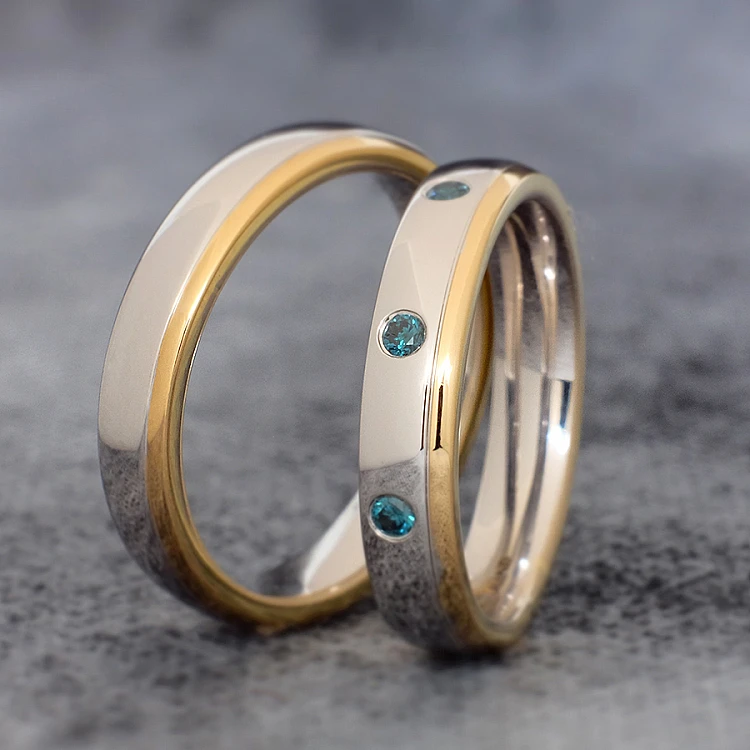 Eheringe v1096db in Weiß- und Gelbgold mit blauen Diamanten