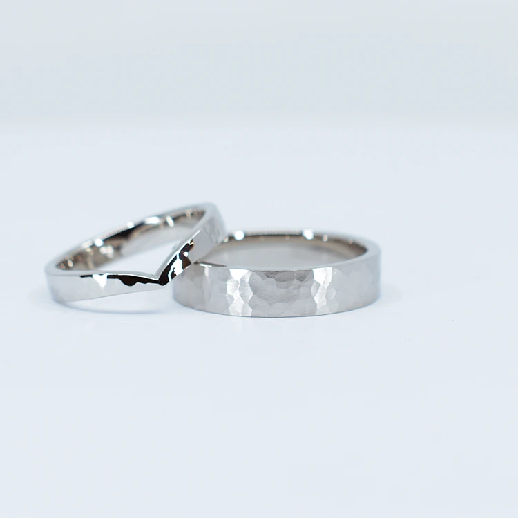 Wedding rings v1318 Vintage Gold or Platinum Hammer Finish