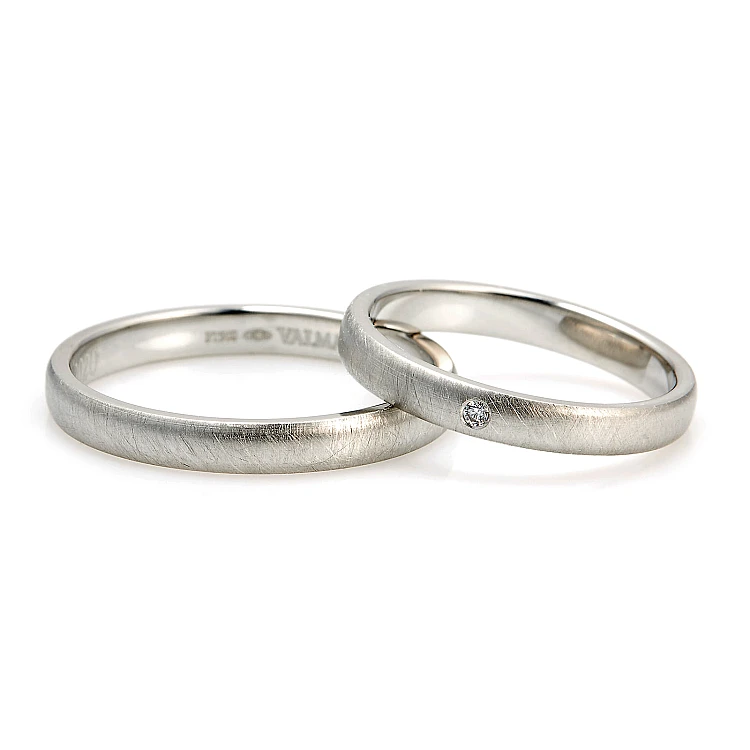 Fedi nuziali v134.2 in oro o platino con finitura opaca ghiaccio e diamante