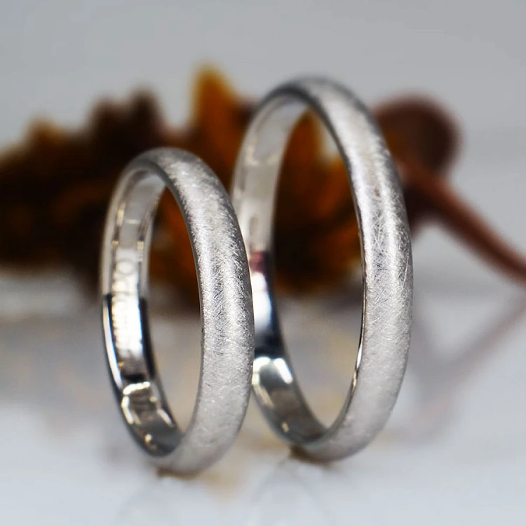 Anillos de boda de oro o platino con acabado mate hielo - modelo v134