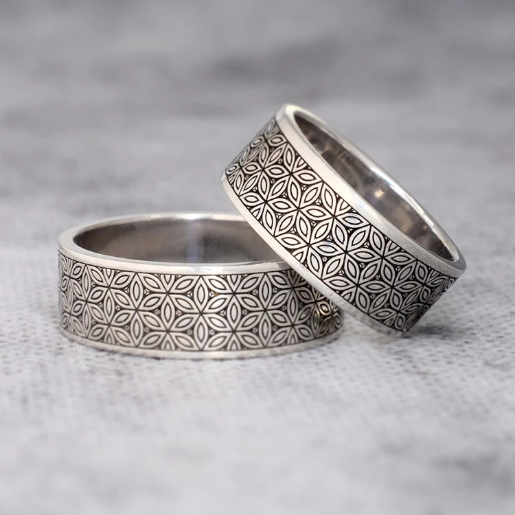 Trouwringen v142 in goud of platina met Flower of Life-patroon