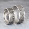 Trouwringen v142 in goud of platina met Flower of Life-patroon