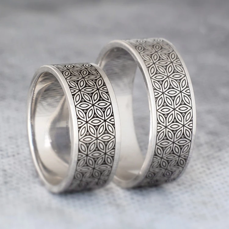 Trouwringen v142 in goud of platina met Flower of Life-patroon